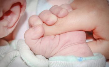 Education précoce : suivi orthophonique de l’enfant sourd avant 3 ans