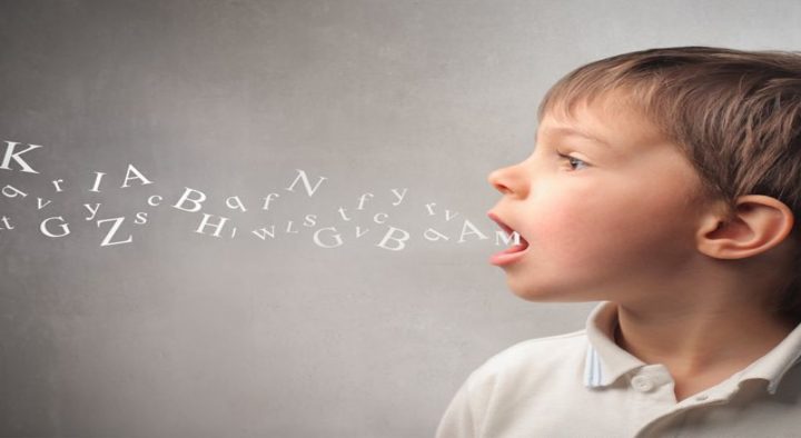 Retard linguistique, évolution lente, résultats limités après implant cochléaire